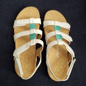 NWOT Vionic velcro sandals